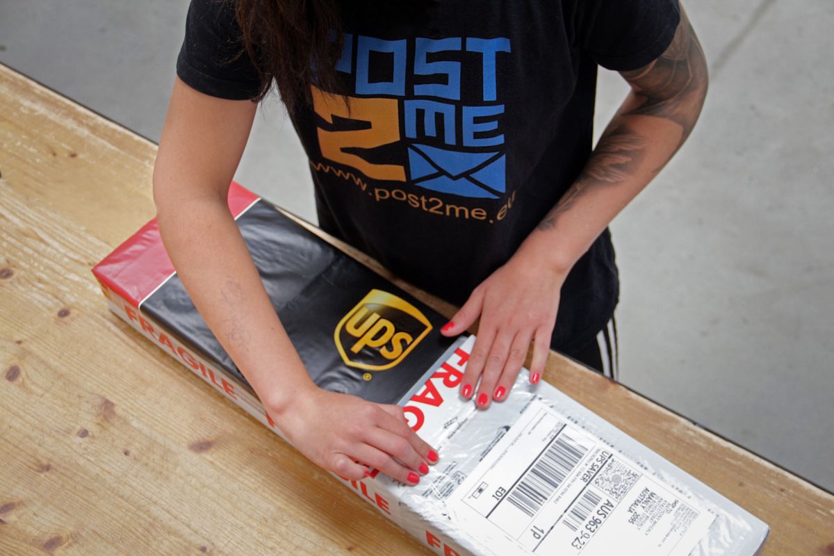 Csomagolás UPS futártasakba a POST2ME fulfillment központban